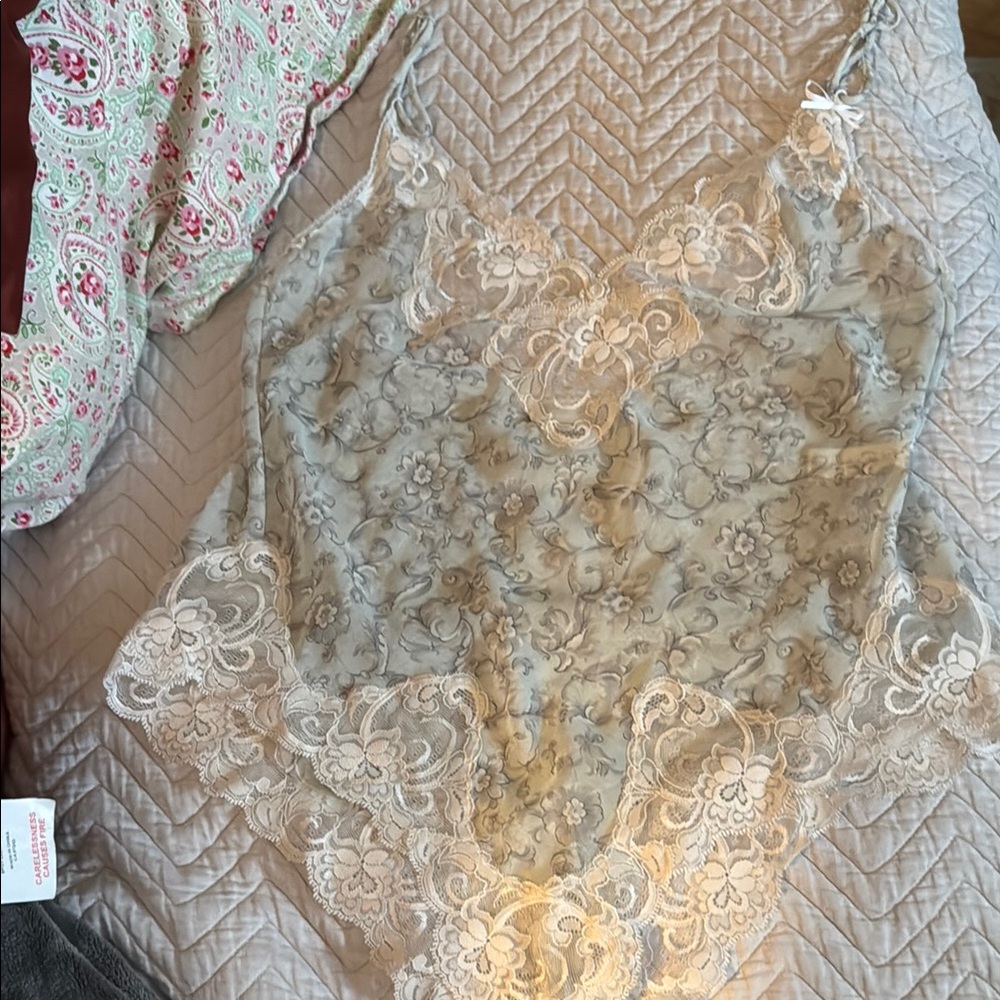 Oscar de la Renta Elegant Lace Sleepwear